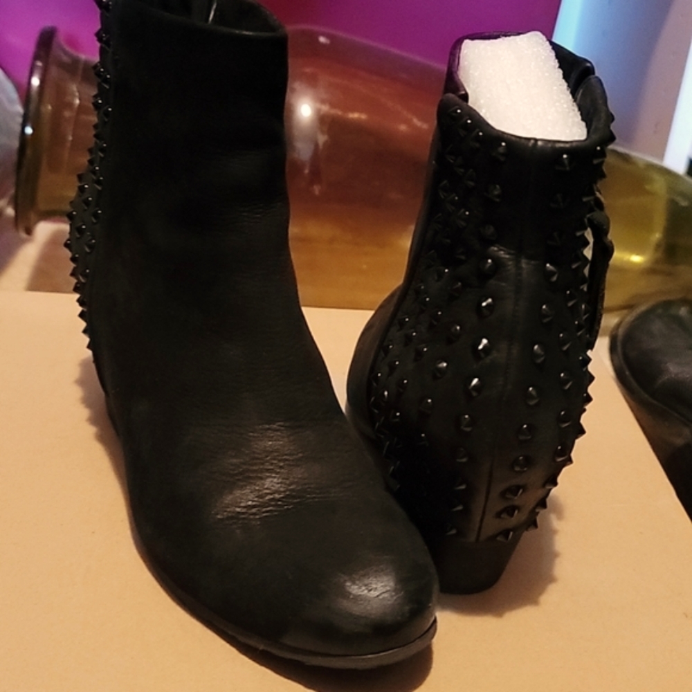 Low heal embellished boots, suede